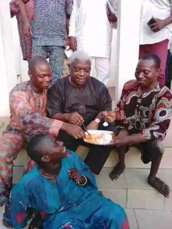 Nigerians React To Viral Photo Of Senator Iyiola Omisore Eating With 